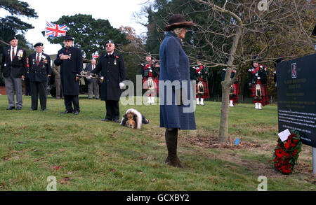 La duchesse de Cornwall dépose une couronne lors d'un service du souvenir de la 7e Division blindée des rats du désert à l'école de préparation Orwell Park à Nacton, Suffolk. Banque D'Images