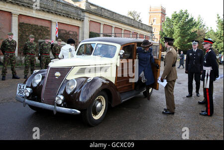 La Duchesse de Cornwall arrive dans un Ford V8 Station Wagon 1937 utilisé par le groupe de désert à longue distance à El Alamein, pour un service de souvenir pour la 7e Division blindée des rats du désert à l'école de préparation Orwell Park à Nacton, Suffolk. Banque D'Images