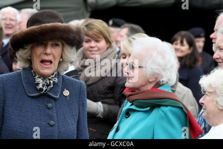 La duchesse de Cornwall lors d'un service du souvenir pour les rats du désert 7e Division blindée à l'école de préparation Orwell Park à Nacton, Suffolk. Banque D'Images