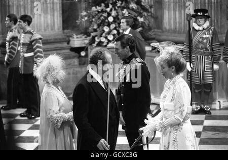 La Reine mère, à gauche, parlant avec le capitaine Mark Phillips, le mari de la princesse Anne, à droite, lors du mariage du prince de Galles et de Lady Diana Spencer à la cathédrale Saint-Paul. Banque D'Images