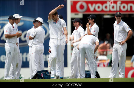 James Anderson, en Angleterre, réagit après que la décision Mike Hussey, en Australie, a été rendue non pas par le troisième juge-arbitre après examen lors du premier Ashes Test au Gabba à Brisbane, en Australie. Banque D'Images