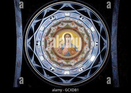 Christ le Pantocrator décore le plafond du dôme de la nouvelle église orthodoxe roumaine équipée Elefterie ( Biserica SF. Elefterie) nommé d'après Saint Eleftherios situé dans la rue Saint Elefterie à Bucarest, Roumanie. Banque D'Images
