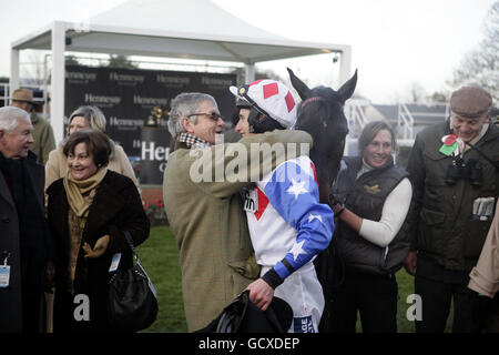 Le Jockey Daryl Jacob est félicité après avoir remporté la coupe d'or Hennessy sur Diamond Harry à l'hippodrome de Newbury, Berkshire. Banque D'Images