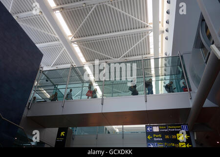 Les passagers arrivent à l'aéroport international Henri Coanda situé à Otopeni, au nord de Bucarest en Roumanie Banque D'Images