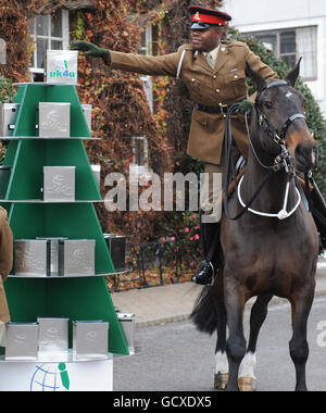 Le cavalier Kuziva Dapira de la troupe des rois Royal Horse Artillery sur son cheval, Caprice, lors d'une séance photo à la caserne de bois de St John's, en soutien à l'organisme de bienfaisance des Forces armées UK4U, qui enverra 22,500 boîtes de Noël aux soldats servant à l'étranger cette année. Banque D'Images