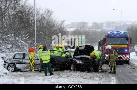 Les pompiers ont coupé le toit d'un véhicule sur l'A689 près de Bishop Auckland, dans le comté de Durham, après un accident dans des conditions dangereuses. Banque D'Images