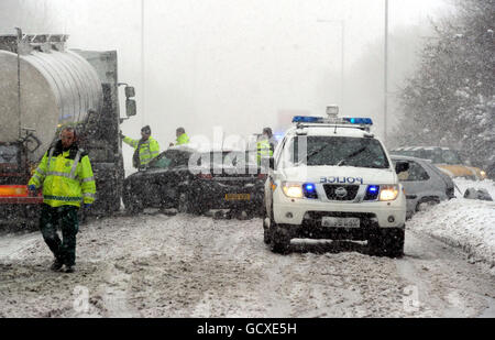 Les pompiers ont coupé le toit d'un véhicule sur l'A689 près de Bishop Auckland, dans le comté de Durham, après un accident dans des conditions dangereuses. Banque D'Images