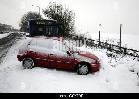 Des voitures abandonnées et un bus sont laissés sur Reigate Hill près de Reigate, Surrey, alors que de grandes régions de la Grande-Bretagne ont été interrompues aujourd'hui alors que le grand gel a resserré son emprise sur la nation. Banque D'Images