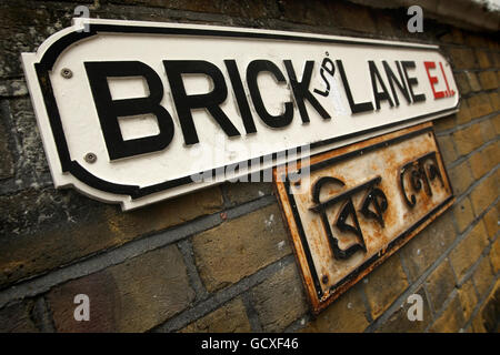 Vue générale des panneaux de signalisation bilingues, sur Brick Lane, dans l'est de Londres. Banque D'Images