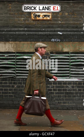 Vue générale des panneaux de signalisation bilingues, sur Brick Lane, dans l'est de Londres. Banque D'Images