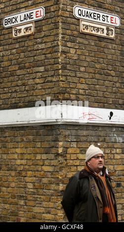 Vue générale des panneaux de signalisation bilingues, sur Brick Lane, dans l'est de Londres. Banque D'Images