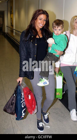 Stacey Solomon avec son fils Zachary comme elle arrive à l'aéroport de Heathrow, Middlesex, après avoir gagné le programme ITV je suis UNE célébrité... Sortez-moi d'ici ! Banque D'Images