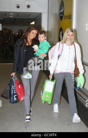 Stacey Solomon avec son fils Zachary et sa mère Fiona (à droite) comme elle arrive à l'aéroport de Heathrow, Middlesex, après avoir gagné le programme ITV, je suis UNE célébrité... Sortez-moi d'ici ! Banque D'Images