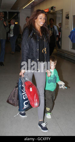 Stacey Solomon avec son fils Zachary comme elle arrive à l'aéroport de Heathrow, Middlesex, après avoir gagné le programme ITV je suis UNE célébrité... Sortez-moi d'ici ! Banque D'Images