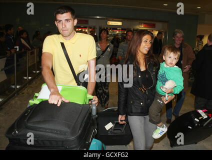 Stacey Solomon avec son fils Zachary et ami Aaron Barham comme elle arrive à l'aéroport de Heathrow, Middlesex, après avoir gagné le programme ITV, je suis Une célébrité...Sortez-moi d'ici ! Banque D'Images