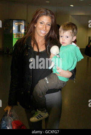 Stacey Solomon avec son fils Zachary comme elle arrive à l'aéroport de Heathrow, Middlesex, après avoir gagné le programme ITV je suis UNE célébrité... Sortez-moi d'ici ! Banque D'Images