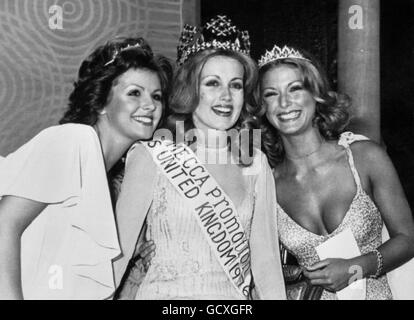 La nouvelle Miss Royaume-Uni, Carol Grant, 19, la Miss Ecosse régnante, après qu'elle ait été couronnée Miss Royaume-Uni à Blackpool.Sur sa gauche se trouve Joanna Booth, Miss Sheffield, qui se place troisième et sur sa droite se trouve Sian Adey-Jones, Miss pays de Galles. Banque D'Images