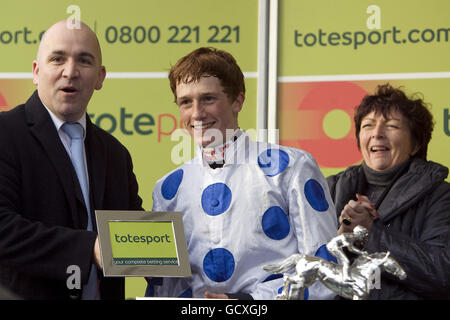 Courses hippiques - Becher Chase Day - Hippodrome d'Aintree.Jockey Sam Twiston-Davies (au centre) célèbre après avoir remporté le totesport.com Becher handicap Steeple Chase sur Hello Bud Banque D'Images