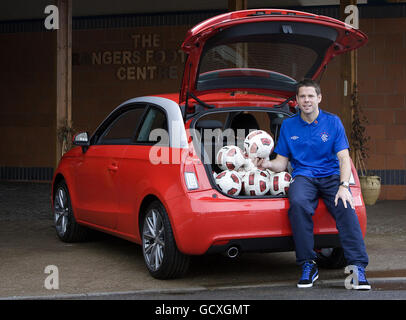 James Beattie des Rangers fait la promotion du lancement de l'Audi A1, le Lomond Audi Group offre à trois supporters la chance de participer à un concours pour en gagner un lors de la visite de St Mirren à Ibrox le samedi 18 décembre. Date de la photo: Vendredi 10 décembre 2010. Le crédit photo devrait se lire comme suit : KIRK O'Rourke/Rangers FC/PA. Banque D'Images