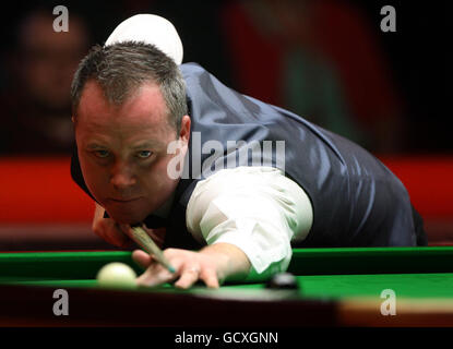 John Higgins en Écosse en action contre Mark Allen en Irlande du Nord lors des championnats du Royaume-Uni 12Bet.Com au Telford International Centre, à Telford. Banque D'Images