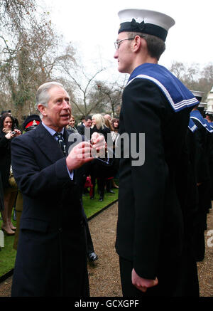 Le Prince de Galles décerne une médaille au technicien en génie Chris Wright dans les jardins de Clarence House, à Londres, puisqu'il présente des médailles opérationnelles pour le service en Afghanistan au personnel de service de la Force des hélicoptères Commando. Banque D'Images