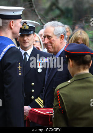 Le Prince de Galles s'entretient avec des membres de la Commando Helicopter Force dans les jardins de Clarence House, à Londres, en présentant des médailles opérationnelles pour le service en Afghanistan. Banque D'Images