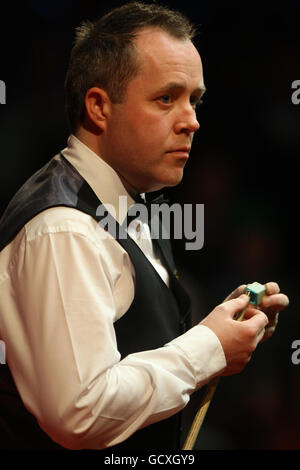 John Higgins en Écosse à la table lors de son match de demi-finale contre Mark Allen en Irlande du Nord lors des championnats du Royaume-Uni 12Bet.Com au Telford International Center, Telford. Banque D'Images