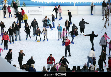 Les patineurs apprécient la patinoire d'Édimbourg dans les jardins de Princes Street, après quelques semaines de neige épaisse en Écosse. Banque D'Images