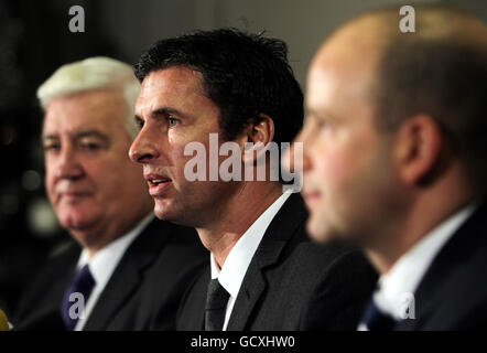 Gary Speed est nommé nouveau directeur de l'équipe du pays de Galles lors d'une conférence de presse à l'hôtel Vale, Hensol avec le président Philip Pritchard (l) et le directeur général Jonathan Ford (r) Banque D'Images