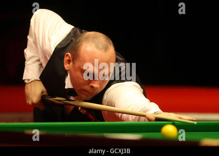 Stuart Bingham d'Angleterre à la table lors de son quart de finale match contre Mark Allen d'Irlande du Nord lors des championnats du Royaume-Uni 12Bet.Com au Telford International Center, Telford. Banque D'Images