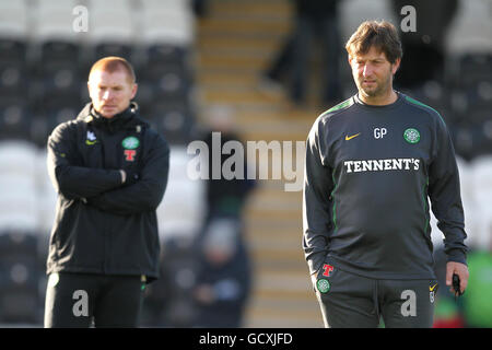 Football - Clydesdale Bank Scottish Premier League - St Mirren v Celtic - St Mirren Park.Neil Lennon (à gauche) et Garry Parker (à droite), entraîneur de la première équipe Banque D'Images