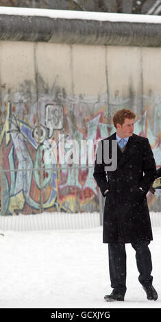 Le prince Harry, lors de sa visite au Mémorial du mur de Berlin de Bernauer Strasse à Berlin, en Allemagne, où il a déposé une couronne pour commémorer ceux qui sont morts en essayant de traverser le tristement célèbre mur. Banque D'Images