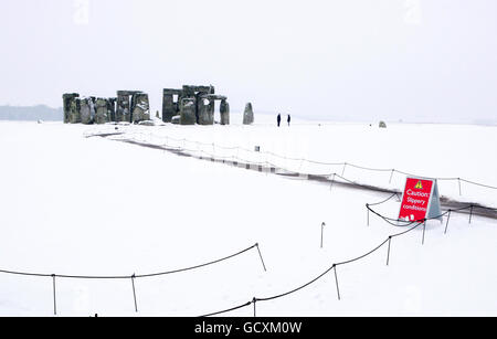 Vue générale de la neige à Stonehenge dans le Wiltshire, qui a été fermée au public aujourd'hui en raison des conditions météorologiques difficiles. Banque D'Images