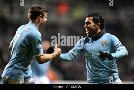 Carlos Tevez (à droite), de Manchester City, célèbre la tirade de son côté But du jeu avec James Milner, coéquipier Banque D'Images