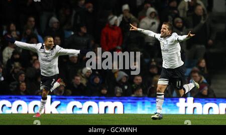 Football - Barclays Premier League - Aston Villa / Tottenham Hotspur - Villa Park.Rafael Van der Vaart (à droite) de Tottenham Hotspur célèbre le deuxième but du match Banque D'Images