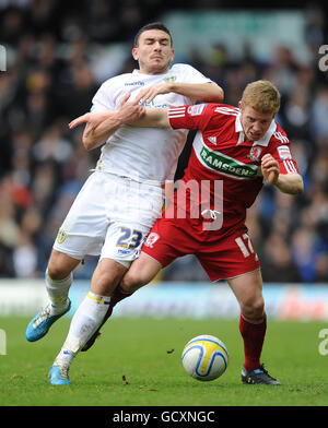 Robert Snodgrass de Leeds United et Barry Robson de Middlesbrough (à droite) se battent pour le ballon lors du match du championnat npower à Elland Road, Leeds. Banque D'Images