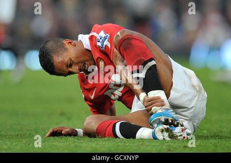 Football - Barclays Premier League - Manchester United / Wigan Athletic - Old Trafford.Luis Nani de Manchester United s'attache à la cheville lorsqu'il est au sol Banque D'Images