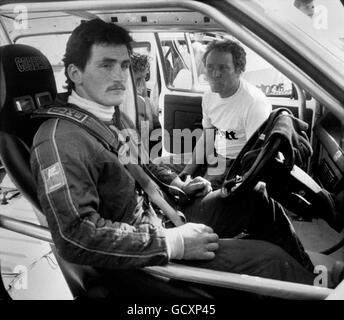 Barry McGuigan, ancien champion du monde de boxe poids plume en Irlande, dans son 140 mph MG Metro Turbo à Silverstone avant de faire quelques tours d'entraînement avant le défi Esso MG Metro. Banque D'Images