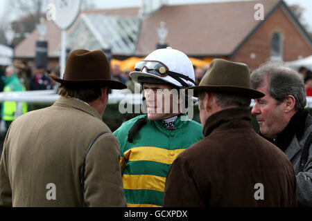 Courses hippiques - le Festival d'hiver - Hennessy Gold Cup - Hippodrome de Newbury.Le jockey Tony McCoy (c) parle à l'entraîneur Nicky Henderson (l) avant le cinquième obstacle de combat de StanJames.com Banque D'Images