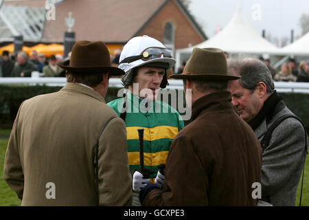 Courses hippiques - le Festival d'hiver - Hennessy Gold Cup - Hippodrome de Newbury.Le jockey Tony McCoy (c) parle à l'entraîneur Nicky Henderson (l) avant le cinquième obstacle de combat de StanJames.com Banque D'Images