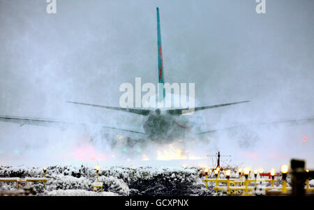 Un avion jette des nuages de neige pendant qu'il se prépare au décollage à l'aéroport de Gatwick dans West Sussex après la réouverture de l'aéroport après sa fermeture en raison du mauvais temps. Banque D'Images