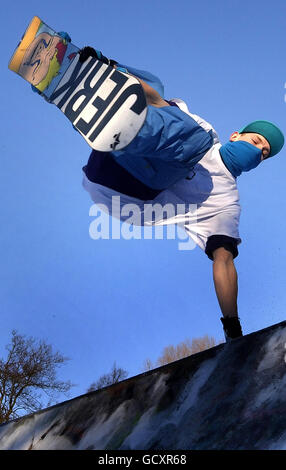 La snowboardeuse Angus Leith apprécie la neige à Kelvingrove Park, à Glasgow, alors que le gros gel se poursuit dans tout le Royaume-Uni. Banque D'Images