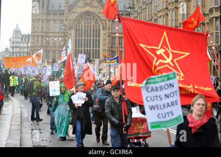 Campagne contre le changement climatique les manifestants arrivent à Westminster après une marche de Hyde Park. Banque D'Images