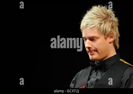 Neil Robertson d'Australie pendant son match contre Rory McLeod d'Angleterre pendant les championnats du Royaume-Uni 12Bet.Com au Telford International Centre, Telford Banque D'Images