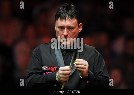 Le Jimmy White de l'Angleterre lors de son match contre Stephen Hendry de l'Écosse lors des championnats du Royaume-Uni de 12Bet.Com au Telford International Center, Telford Banque D'Images