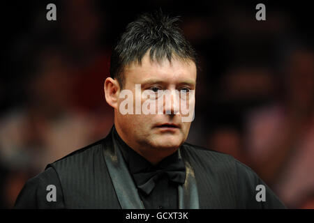 Le Jimmy White de l'Angleterre lors de son match contre Stephen Hendry de l'Écosse lors des championnats du Royaume-Uni de 12Bet.Com au Telford International Center, Telford Banque D'Images