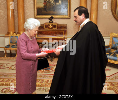 La reine Elizabeth II avec son Excellence l'Ambassadeur de Tunisie, M. Hatem Atallah, qui a présenté ses lettres de créance, lors d'une réunion privée au Palais de Buckingham, dans le centre de Londres. Banque D'Images