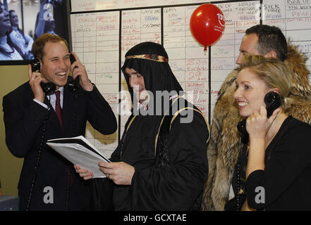 Prince William (à gauche) conclut une transaction téléphonique à l'ICAP alors qu'il participe à la Journée annuelle de la Charité de l'ICAP à Londres. Banque D'Images