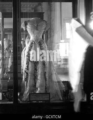 La robe de mariée portée par Marie de Teck, lors de son mariage avec le prince George, duc de York (plus tard George V), exposée au public. Banque D'Images