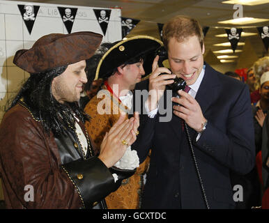 Le Prince William termine une transaction téléphonique à l'ICAP alors qu'il participe à la Journée annuelle des œuvres caritatives de l'ICAP à Londres. Banque D'Images